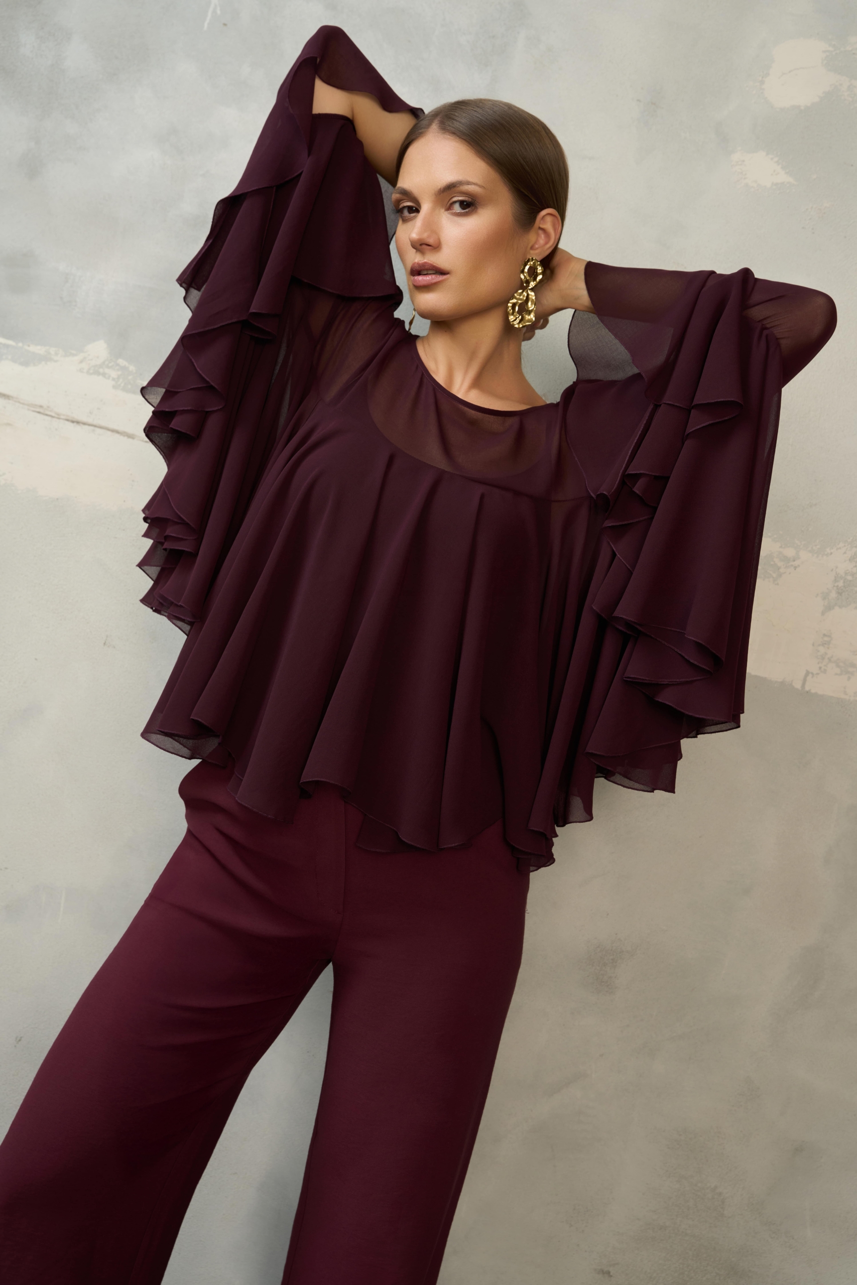 Bordowa bluzka z falbanami i szerokimi rękawami EZURI – zbliżenie przodu