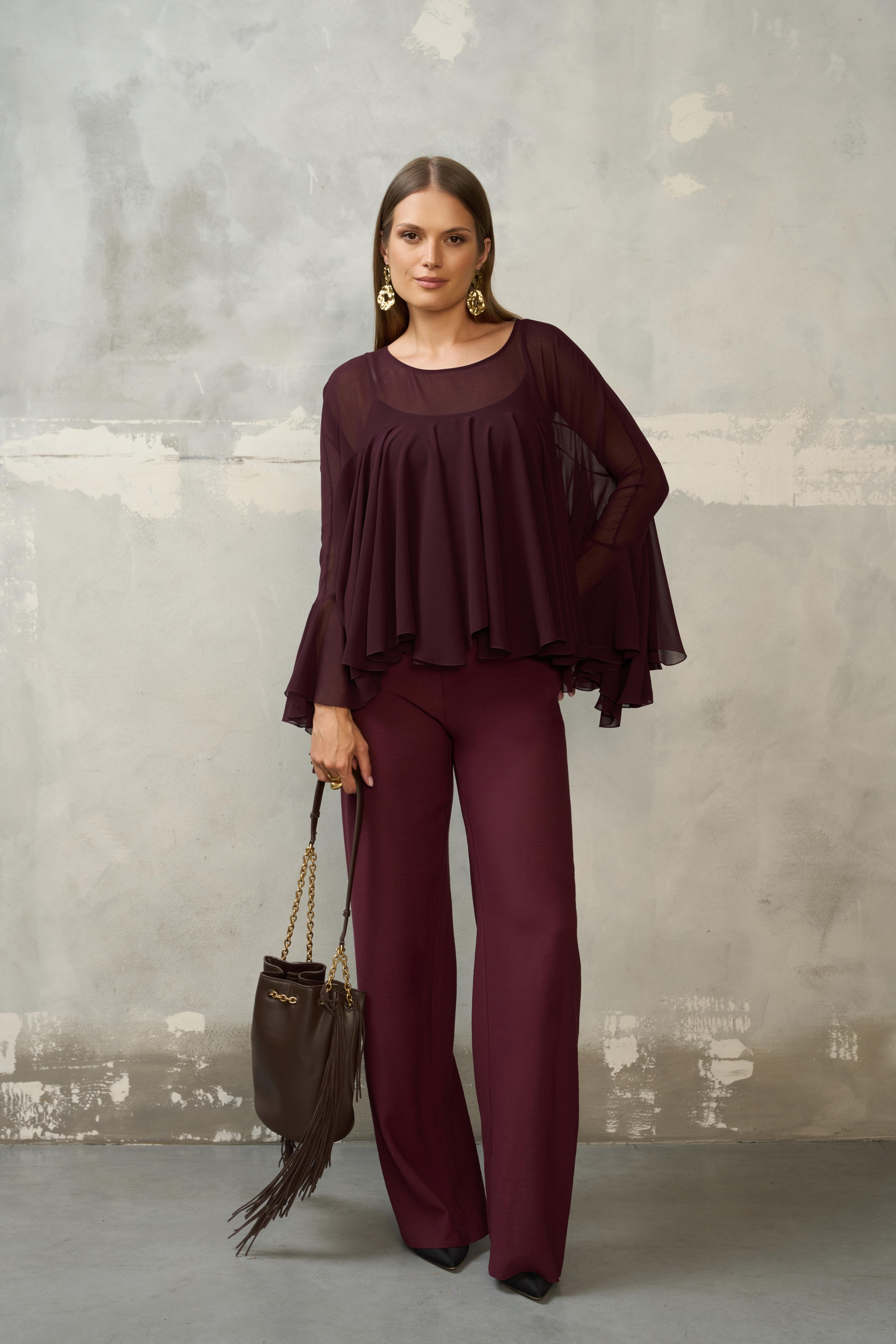 Bordowa bluzka z falbanami i szerokimi rękawami EZURI – zbliżenie przodu