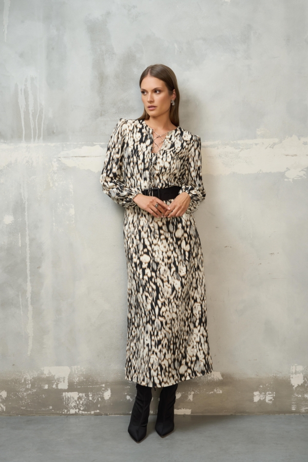 Sukienka midi w czarno-ecru print z wiązanym dekoltem