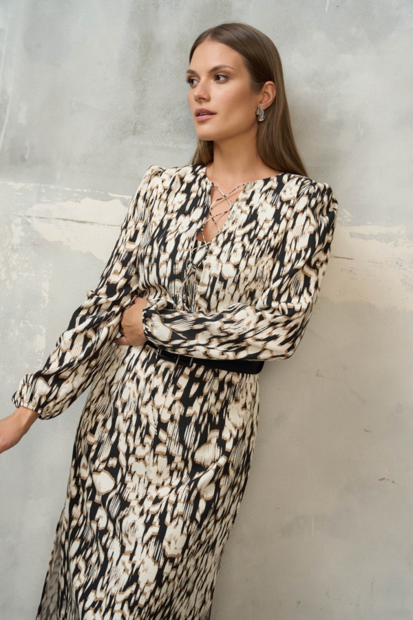 Sukienka midi w czarno-ecru print z wiązanym dekoltem