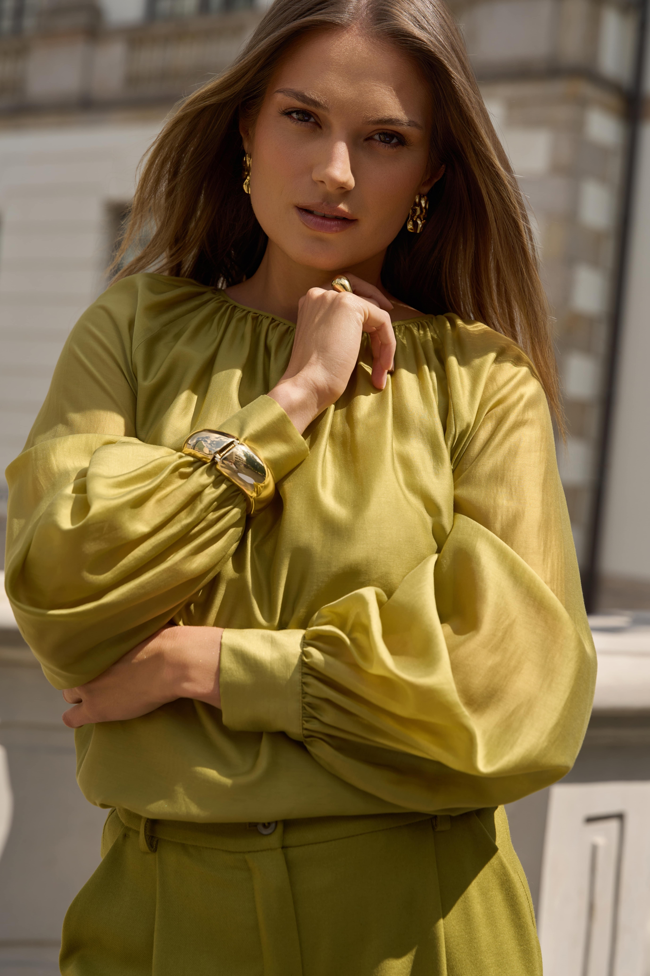 Kobieta w limonkowej bluzce EZURI z naturalnym połyskiem