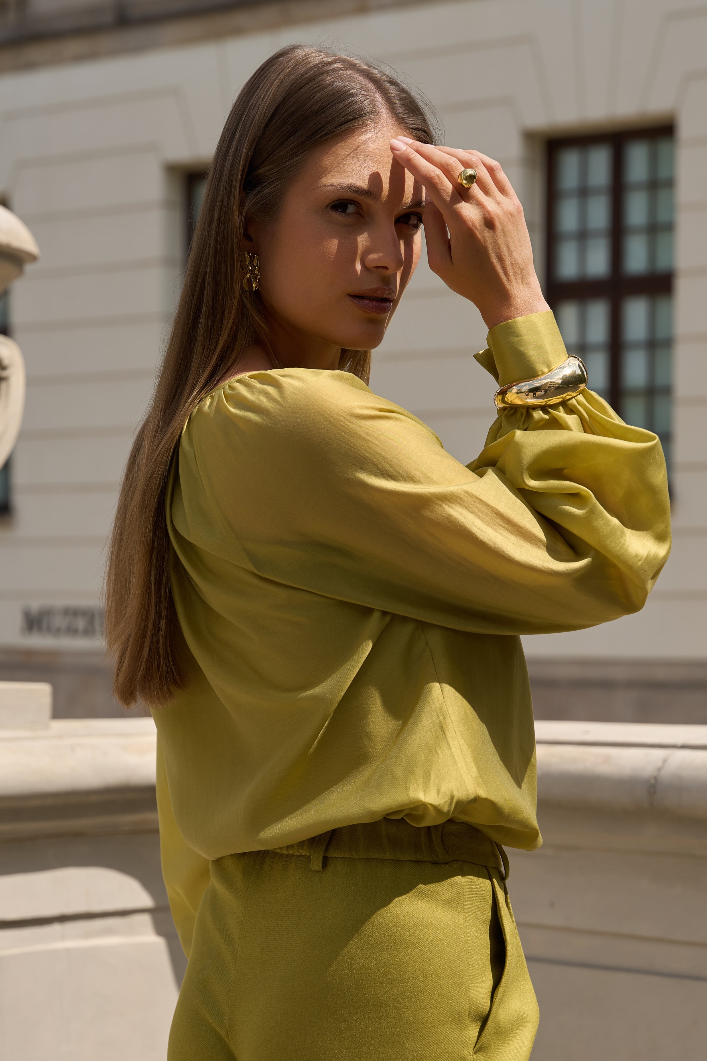Kobieta w limonkowej bluzce EZURI z naturalnym połyskiem