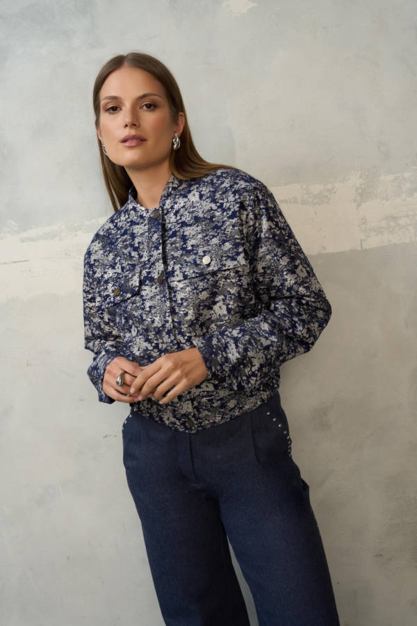 Granatowy elegancki bomber EZURI z żakardowej biało-granatowo-złotej tkaniny,