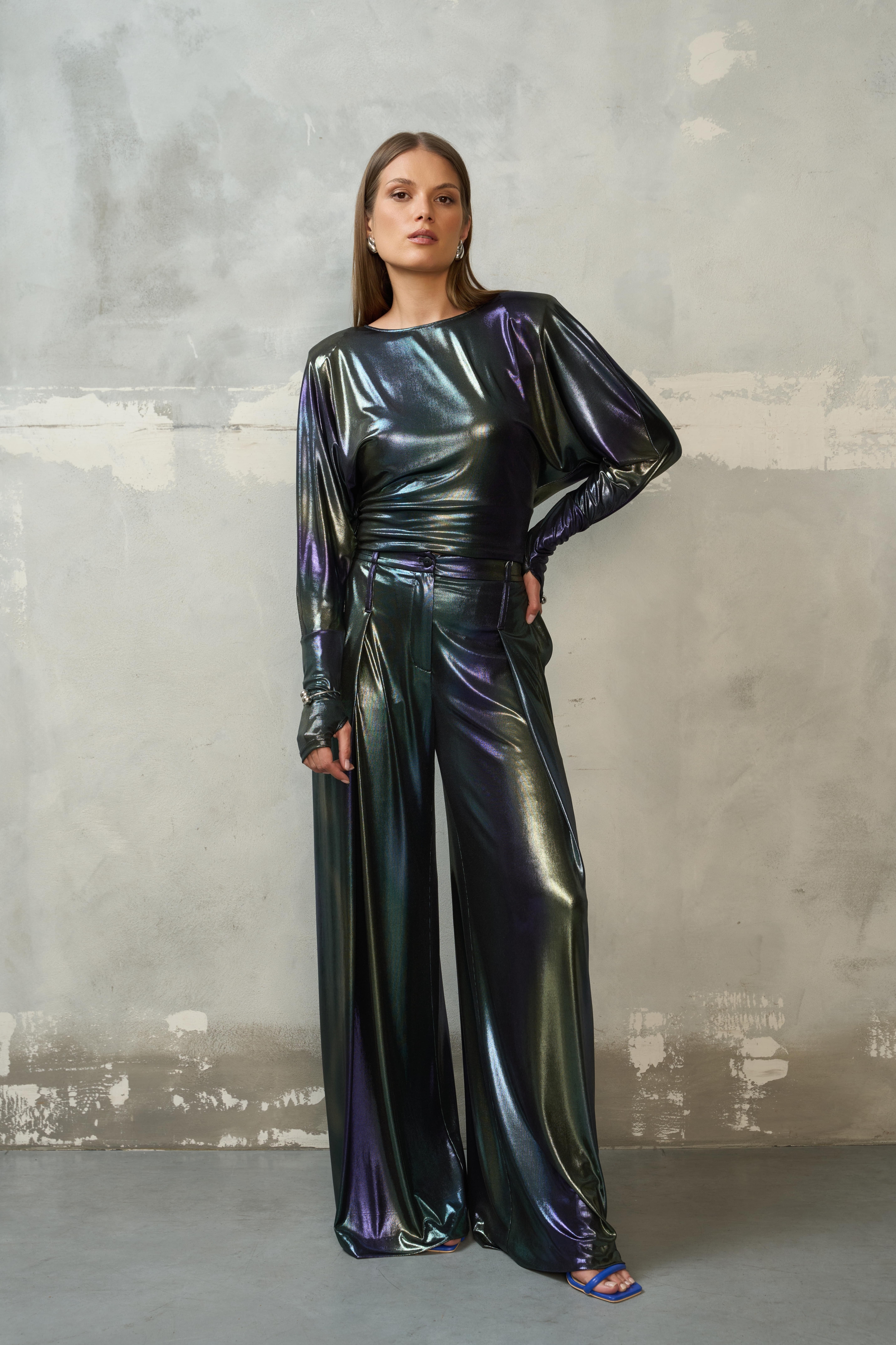 Wieczorowa bluzka z metalicznej tkaniny z efektem benzyny, pełna stylizacja