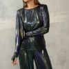Modelka w wieczorowej metalicznej bluzce, stylizacja na wieczorne wyjście