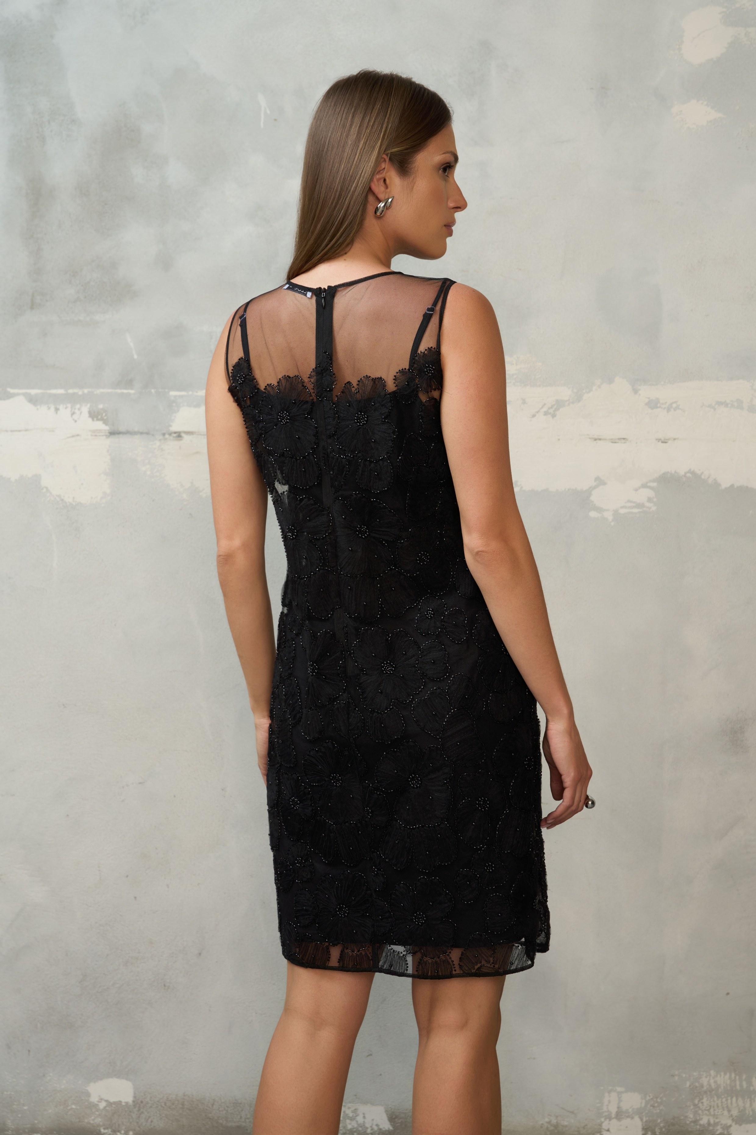 Tył sukienki z siateczką i zapięciem.