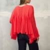 Czerwona bluzka z falbanami i szerokimi rękawami. Luźny, maskujący krój, dłuższy tył. Idealna do jeansów, na wyjście i wyjątkowe okazje.