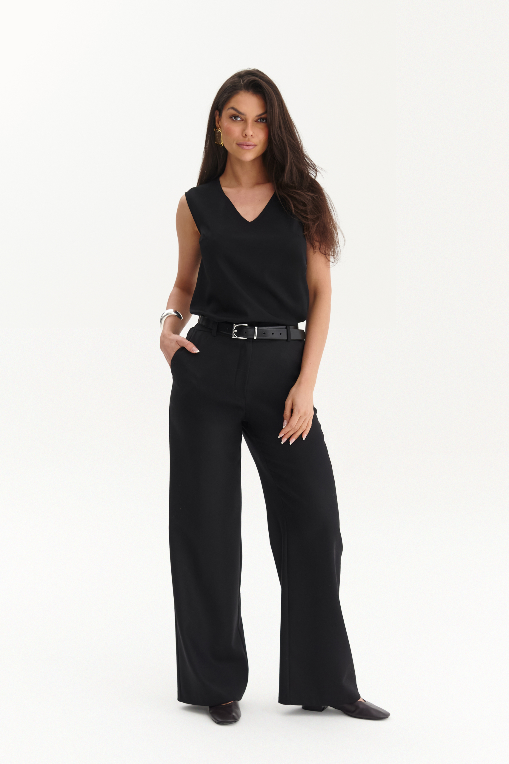 Modelka w czarnym gładkim topie EZURI x Bez Alibi bez rękawów, z dekoltem V