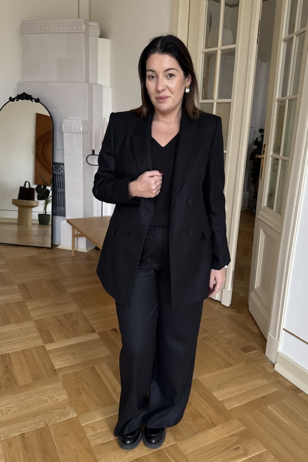 Czarne spodnie z kieszeniami po bokach – szeroka nogawka, wysoki stan EZURI x Bez Alibi