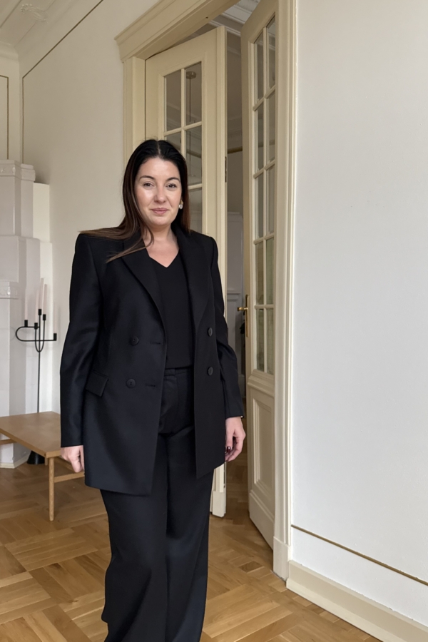 Czarne spodnie z kieszeniami po bokach – szeroka nogawka, wysoki stan EZURI x Bez Alibi