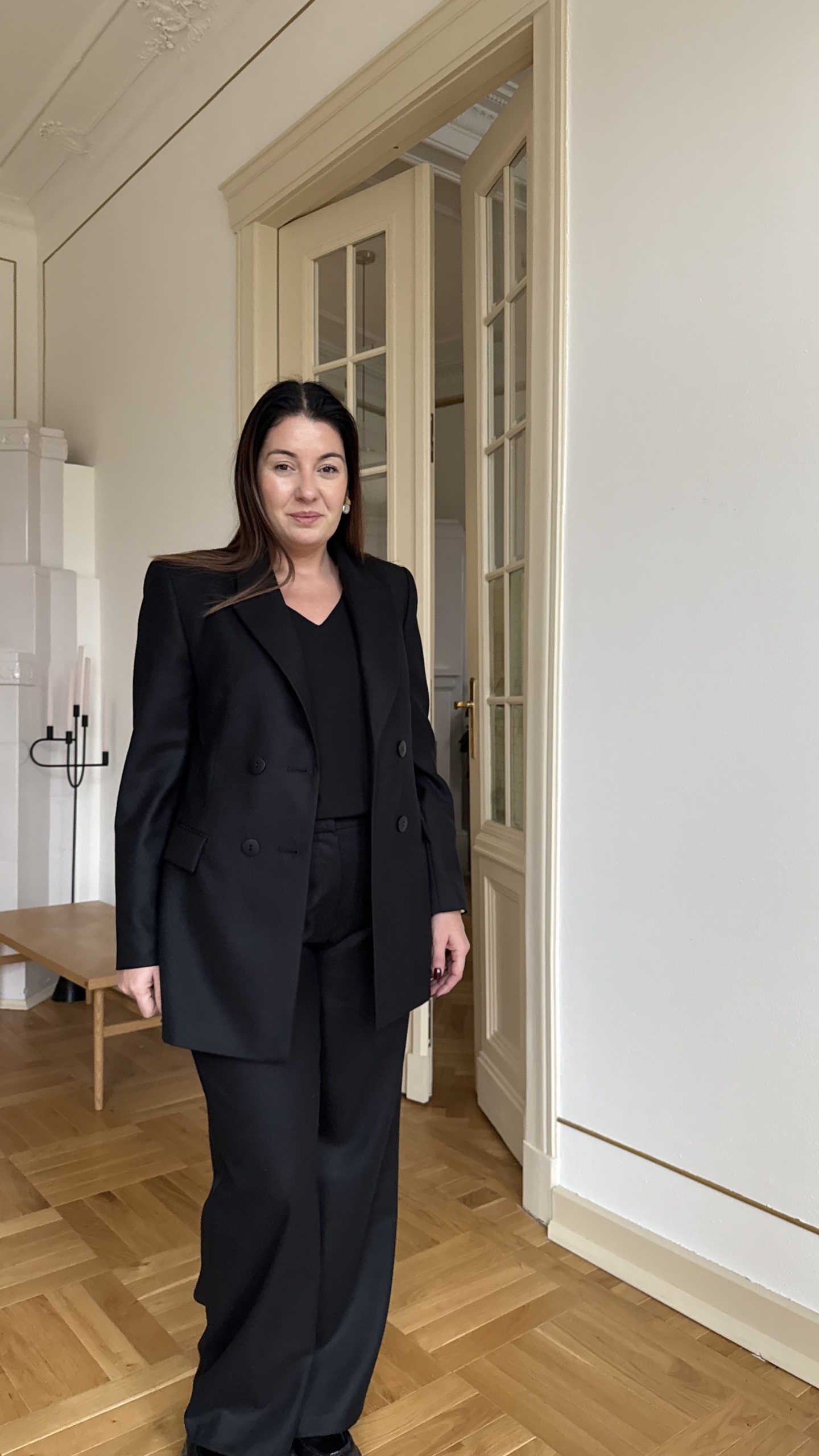 Czarne spodnie z kieszeniami po bokach – szeroka nogawka, wysoki stan EZURI x Bez Alibi