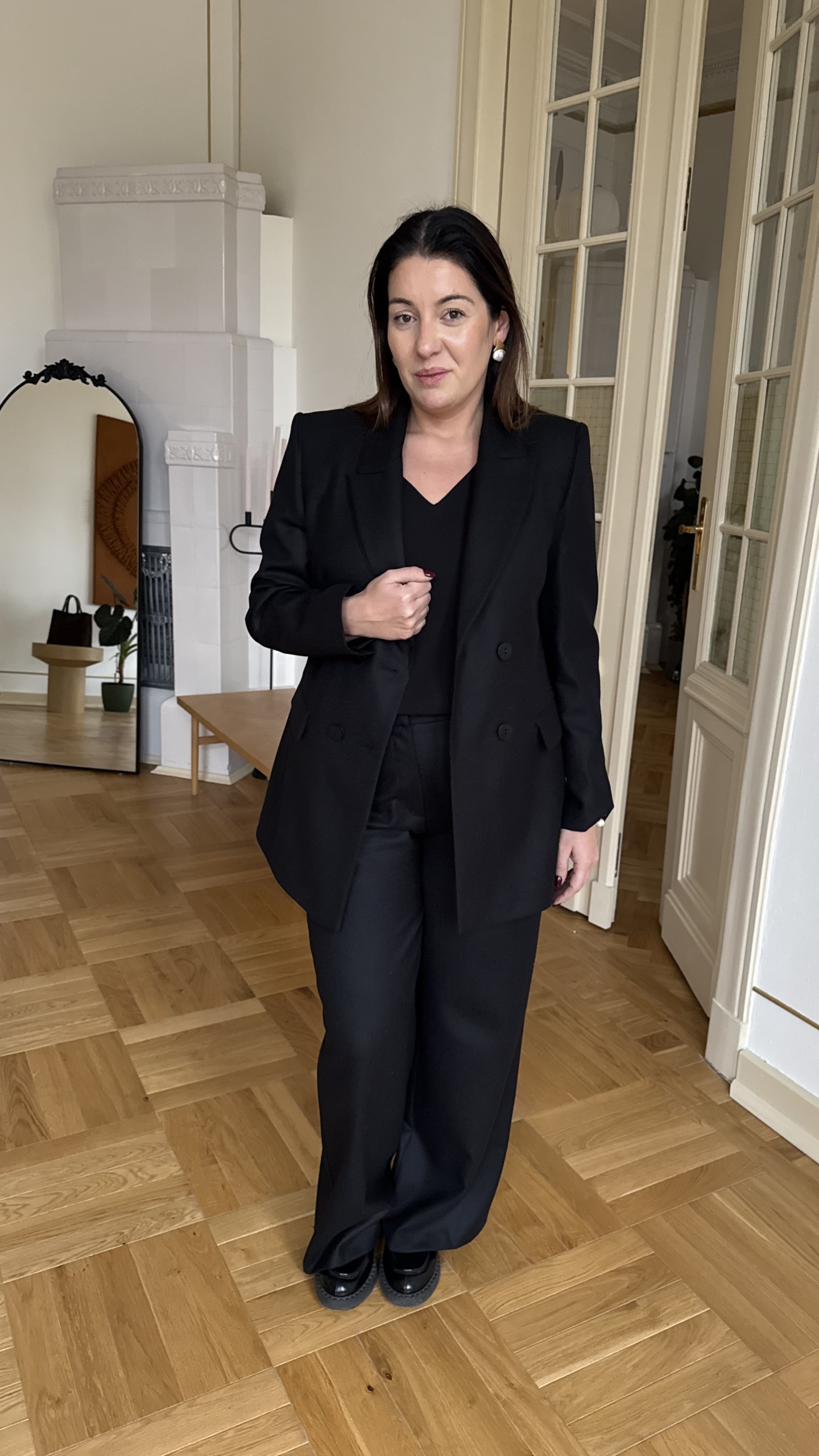 Czarna taliowana marynarka EZURI x Bez Alibi z długimi klapami