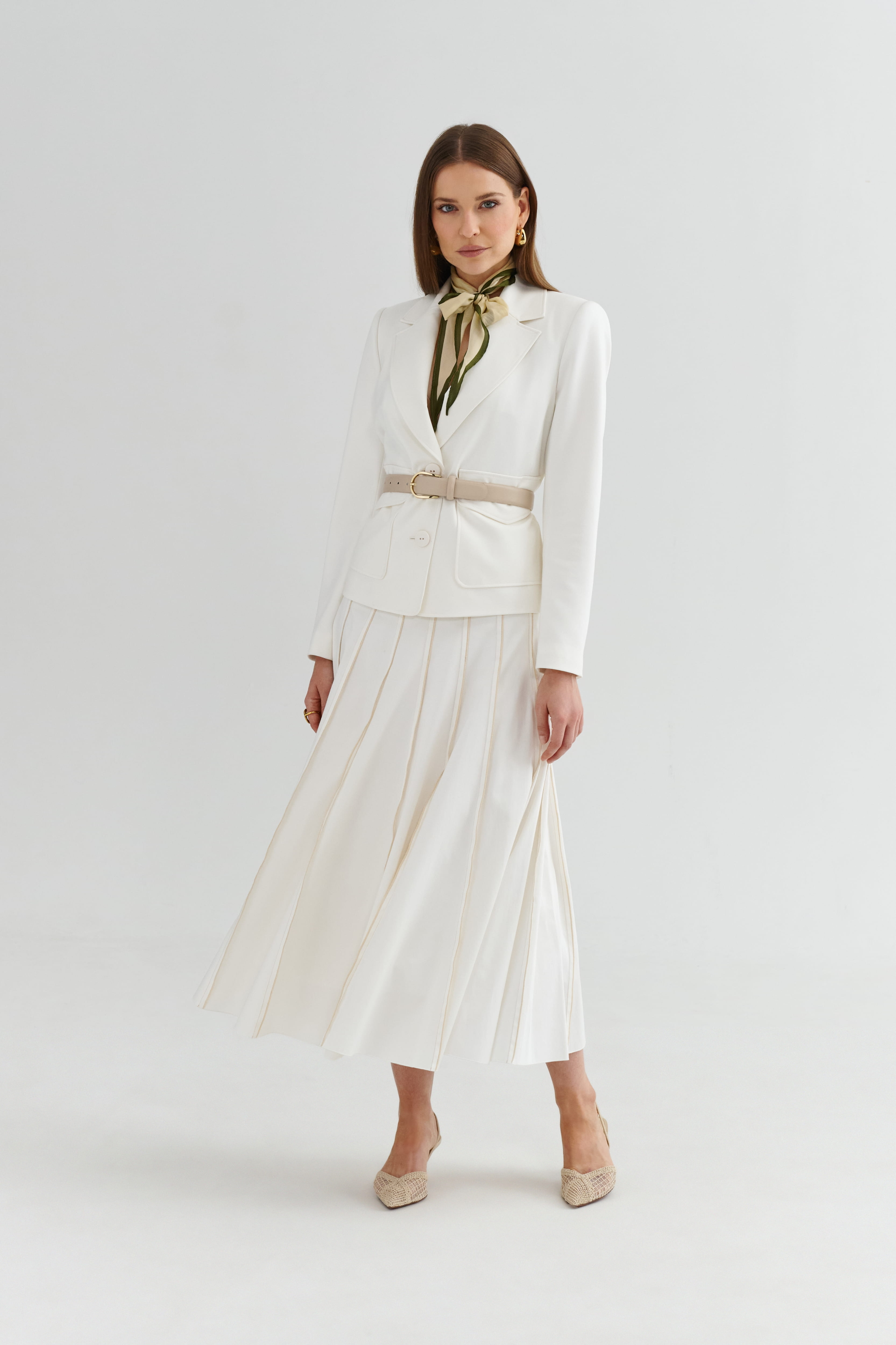 Marynarka MONACO biała z paskiem – stylizacja ze spódnicą midi