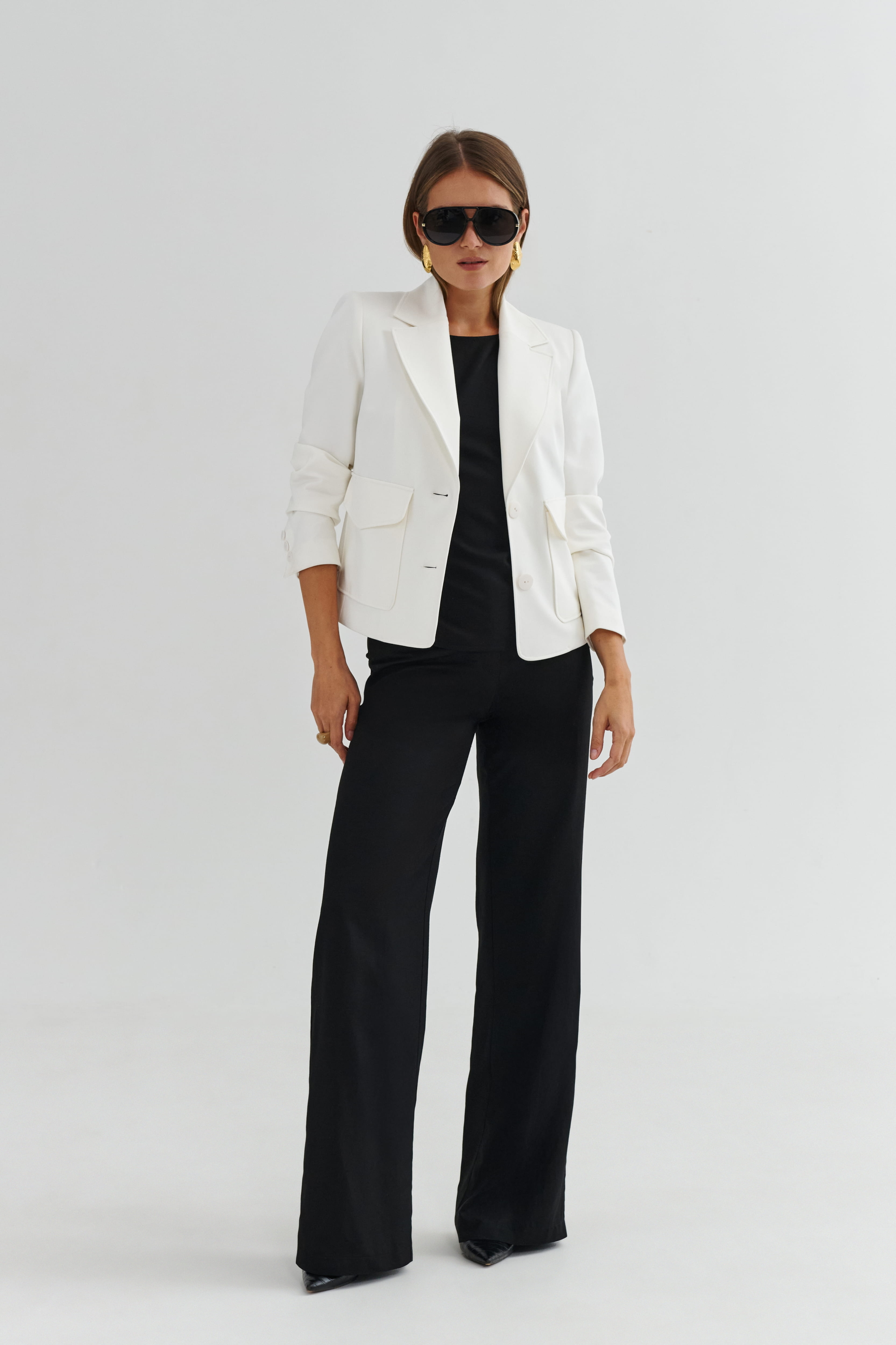 Biała marynarka MONACO – stylizacja z czarnymi szerokimi spodniami