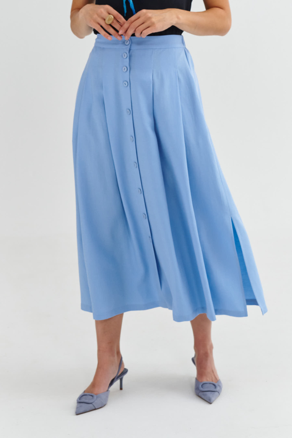 Błękitna gładka spódnica midi na guziki – rozkloszowany fason