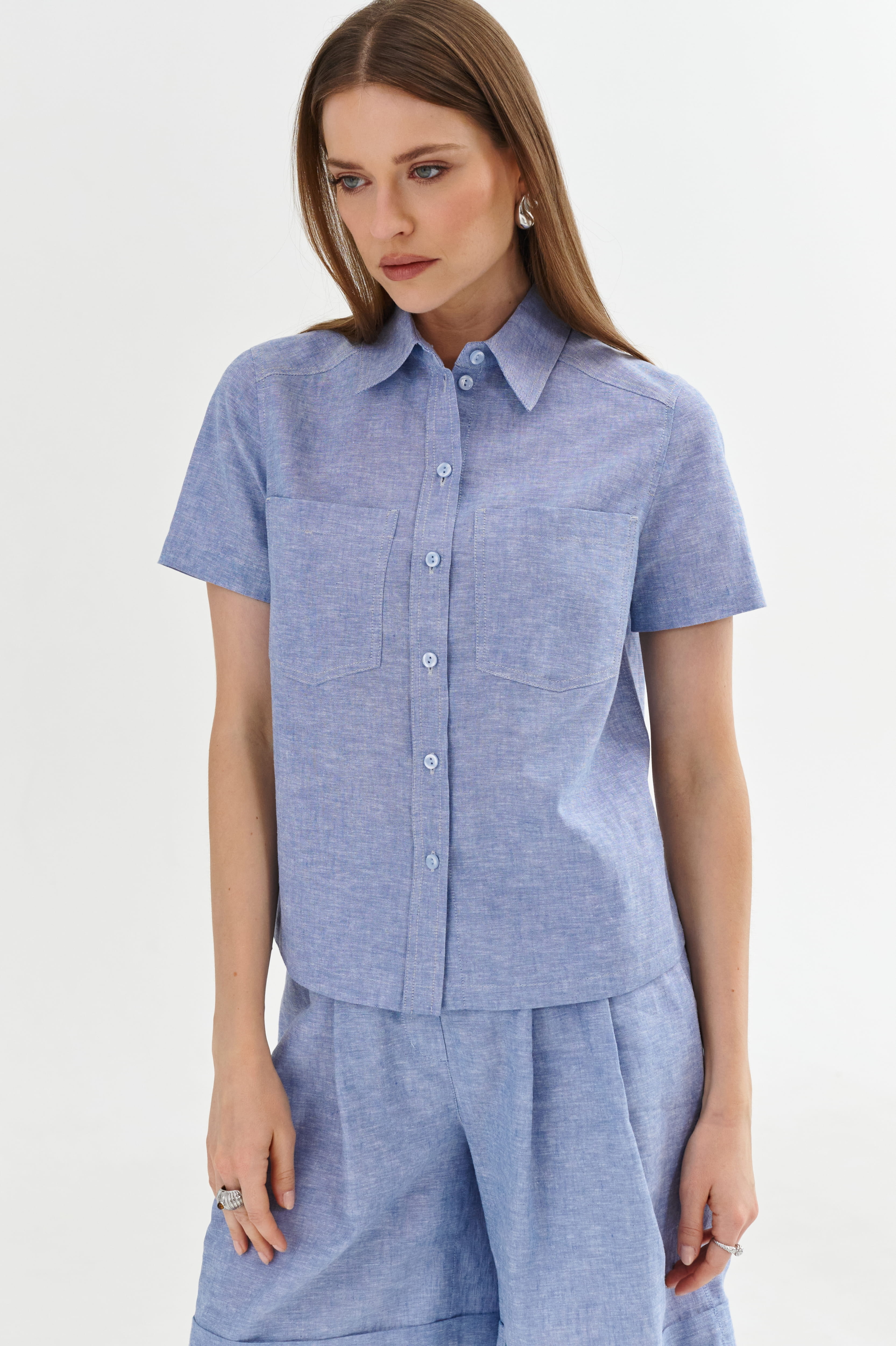 Błękitna koszula pudełkowa z krótkim rękawem – kołnierzyk i guziki, przód