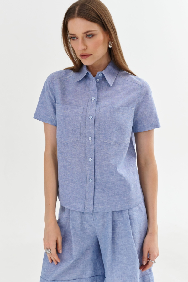 Błękitna koszula pudełkowa z krótkim rękawem – kołnierzyk i guziki, przód