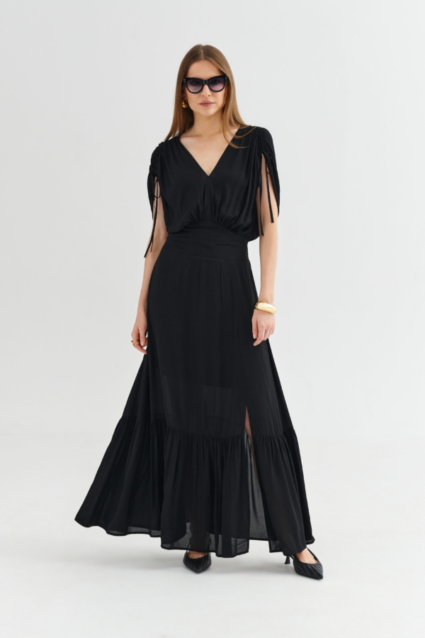 Czarna sukienka maxi z wiskozy 100% – dekolt V i rozcięcie na nodze