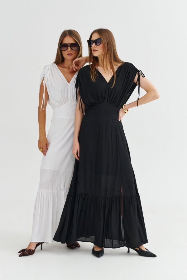 Biała i czarna sukienka maxi – wiskozowa tkanina, stylizacja z okularami
