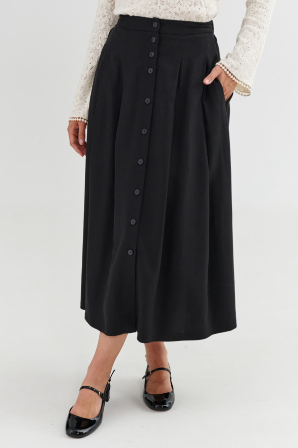 Czarna gładka spódnica midi na guziki – rozkloszowany fason