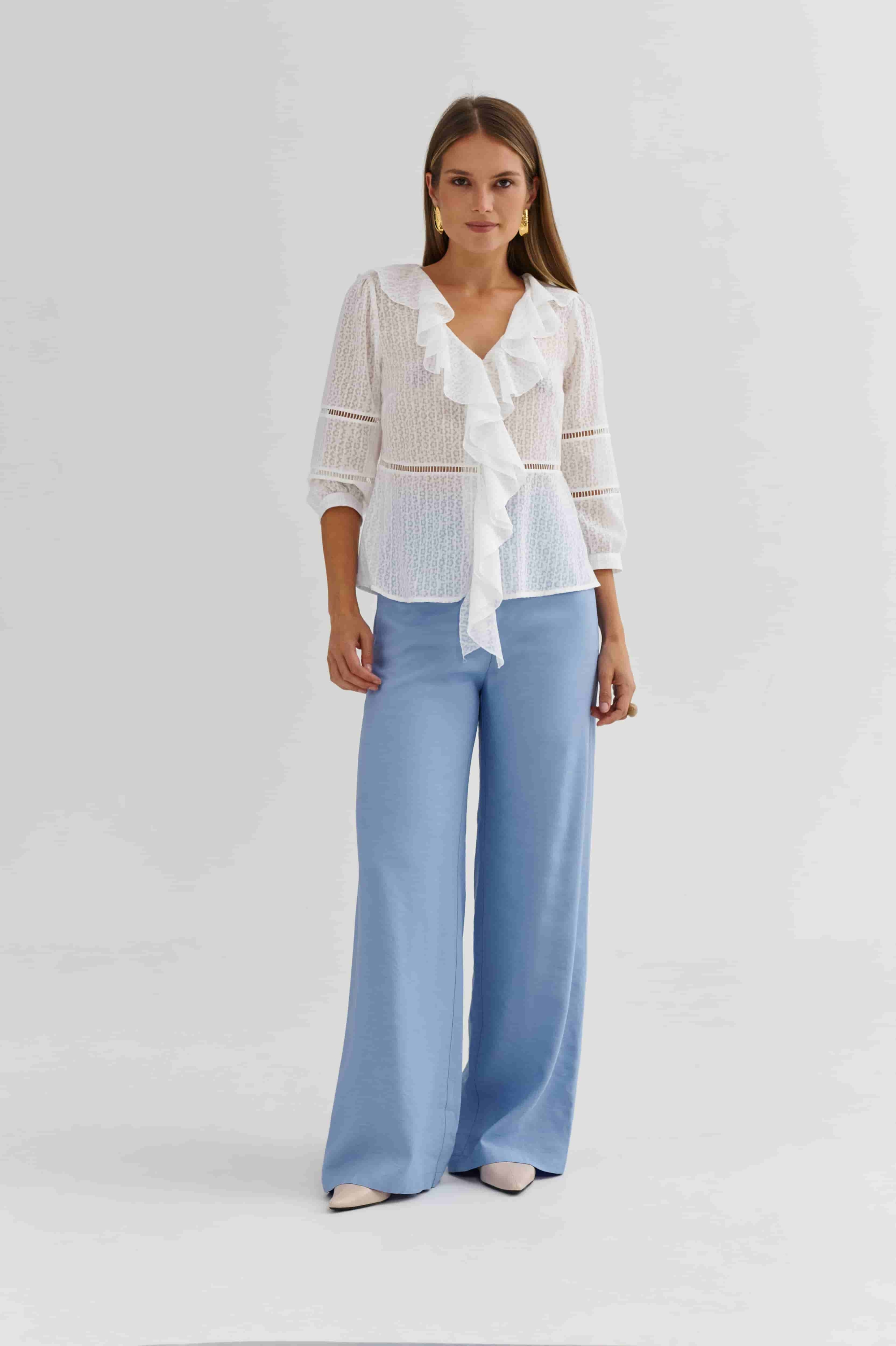 Elegancka bluzka w kwiaty z koronką – stylizacja z błękitnymi spodniami