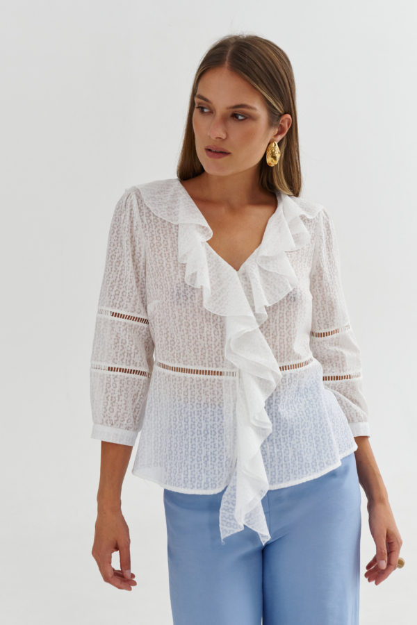 Elegancka bluzka w kwiaty z koronką – dekolt V i falbanki, przód