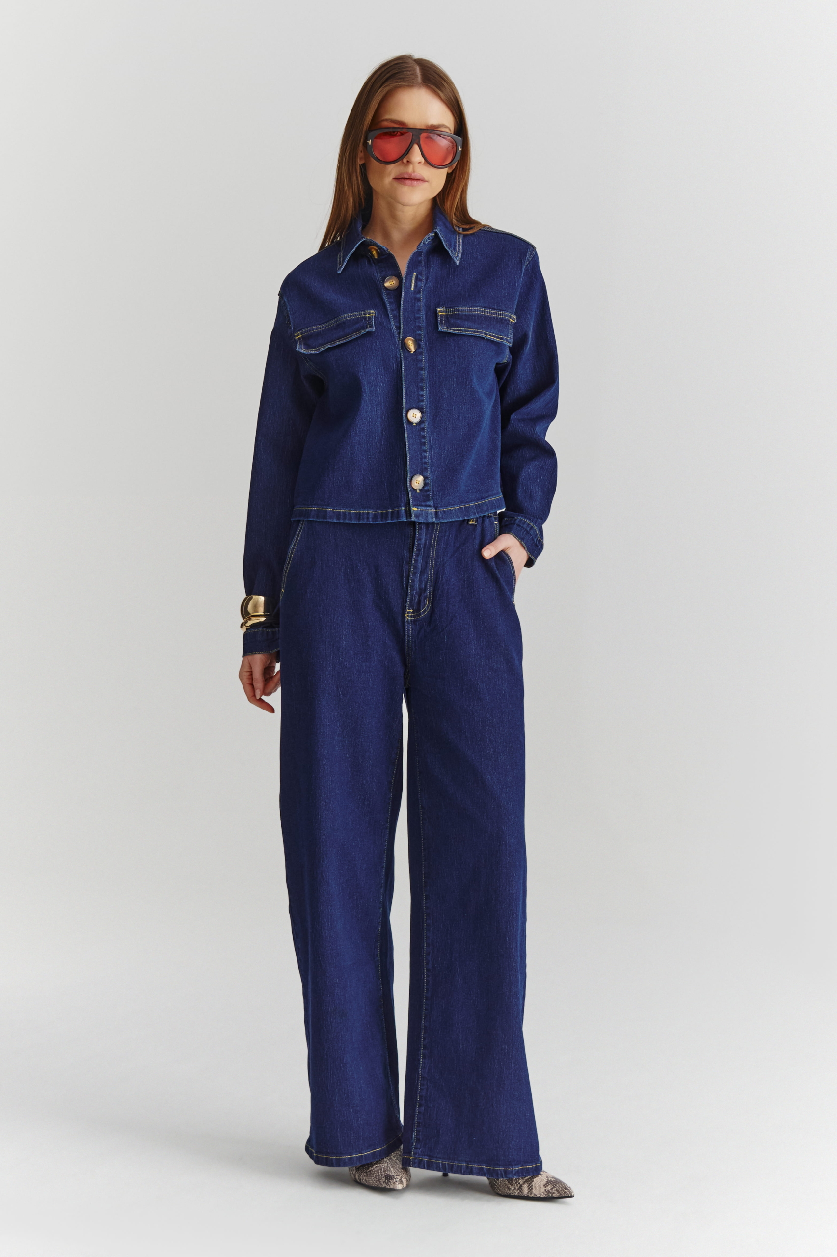 Ciemnogranatowa kurtka jeansowa zapinana na duże guziki – przód na modelce