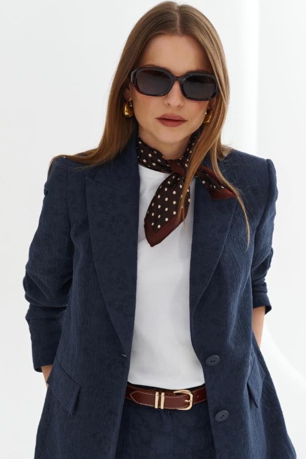 Kochasz klasykę z lekkim zwisem? Jeżeli tak to ta żakardowa marynarka będzie właśnie dla Ciebie. Forma nasza klasyczna ale tkanina … przepiękna, w odcieniu głębokiego grantu. Tkanina żakardowa czyli tłoczenie wypukłego kwiaty na tkaninę. Nowoczesna forma, piękny wzór.