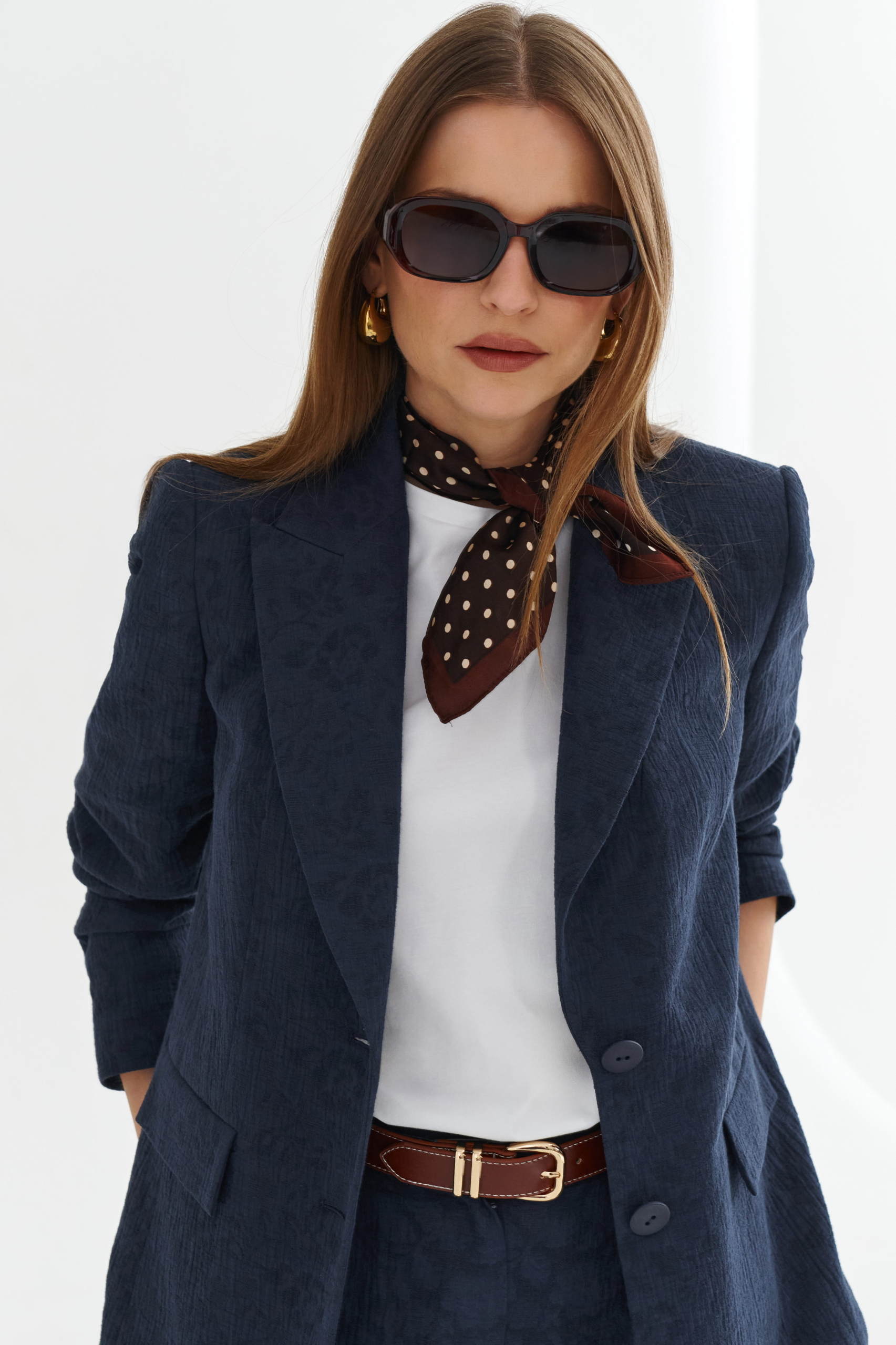 Kochasz klasykę z lekkim zwisem? Jeżeli tak to ta żakardowa marynarka będzie właśnie dla Ciebie. Forma nasza klasyczna ale tkanina … przepiękna, w odcieniu głębokiego grantu. Tkanina żakardowa czyli tłoczenie wypukłego kwiaty na tkaninę. Nowoczesna forma, piękny wzór.