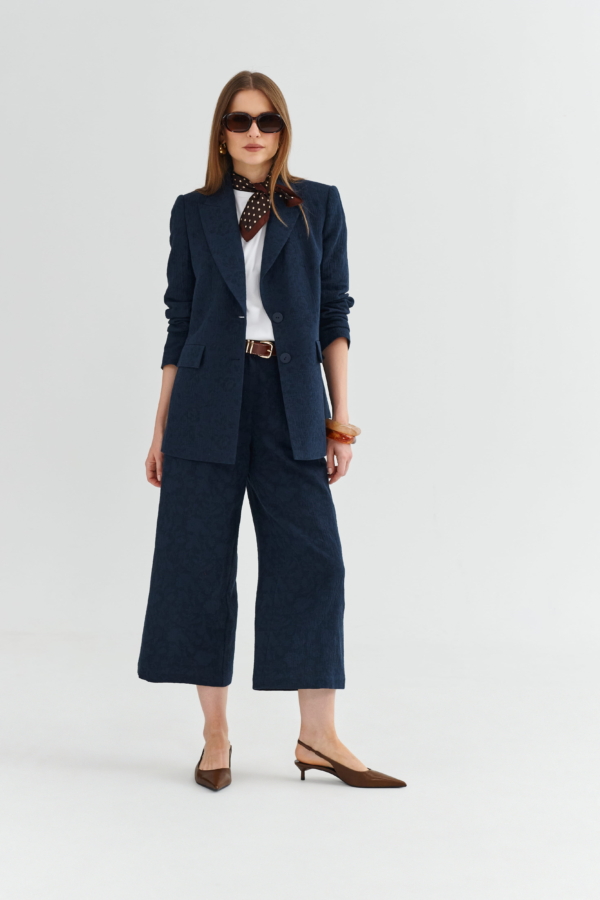 Granatowe kuloty żakardowe – szeroka nogawka, stylizacja z marynarką