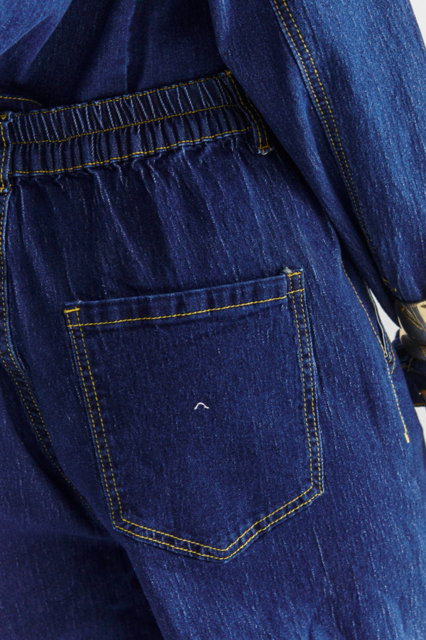 Detal spodni jeansowych: gumka z tyłu w talii, przeszycia i tylna kieszeń