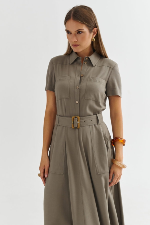 Dzianinowa sukienka midi – krótki rękaw, pasek w talii, widok z przodu