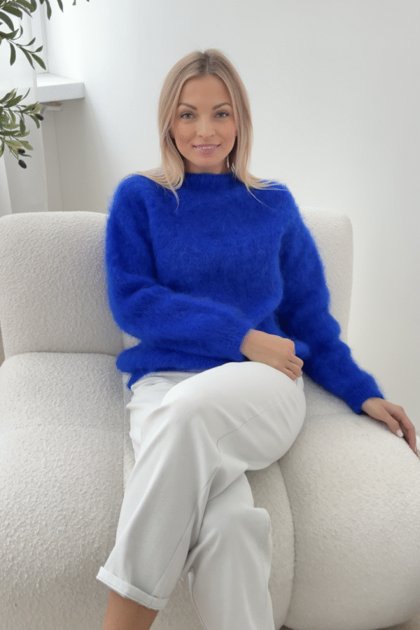 Kobaltowy sweter z 80% kid moheru na modelce, stylizacja z białymi spodniami