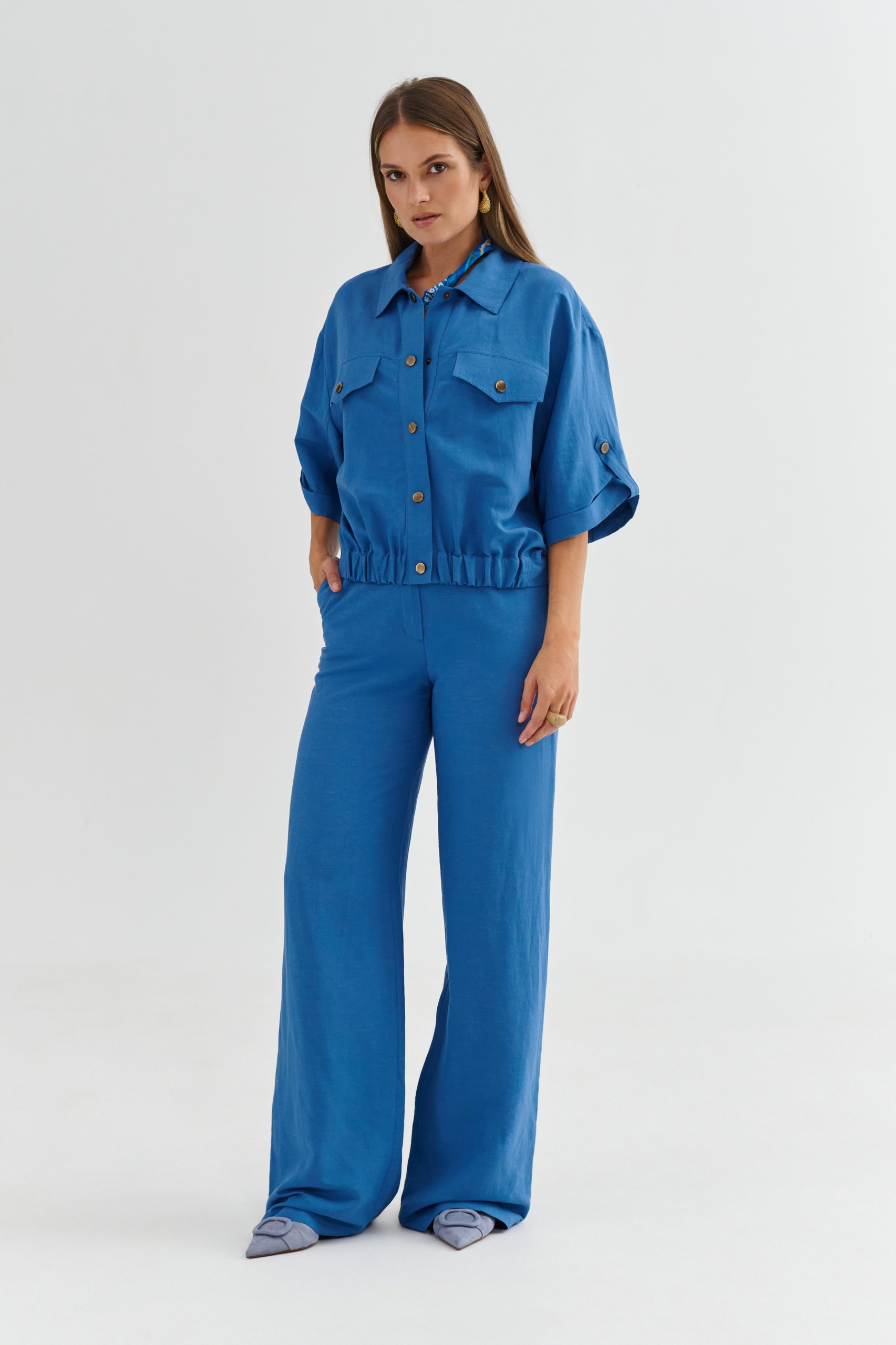 Niebieskie spodnie damskie z wysokim stanem – prosta nogawka, stylizacja z bomberką