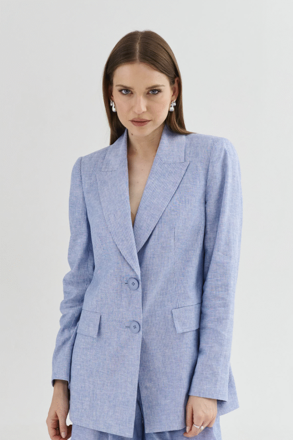Błękitna marynarka w prążek – elegancka linia i dopasowanie w talii