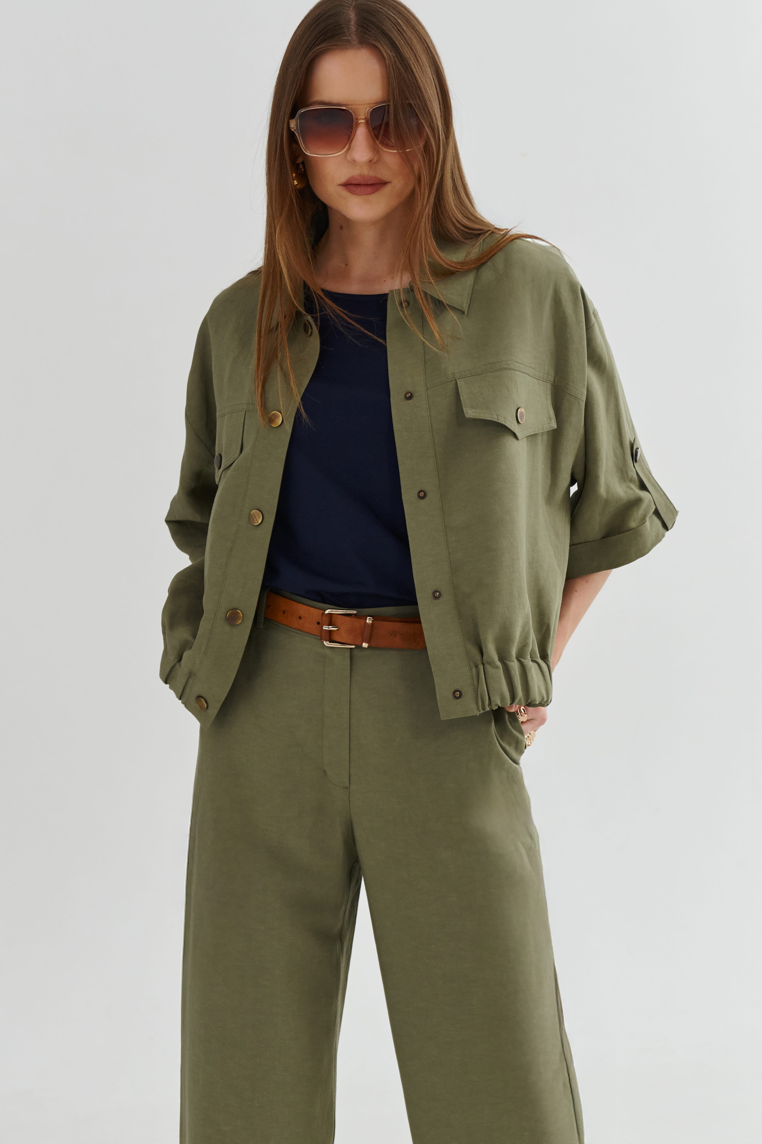 Oliwkowa bomberka damska z gumką w dole – metalowe guziki, przód