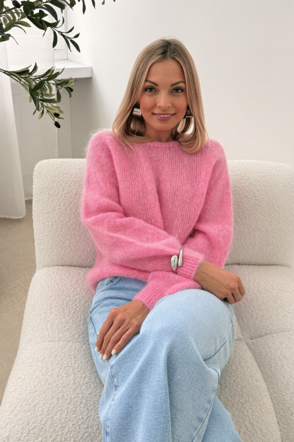 Kobieta w intensywnie różowym swetrze z kid moheru, ujęcie przód