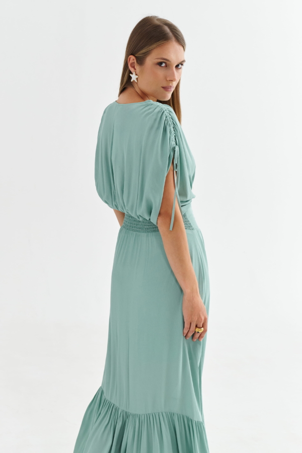 Sukienka maxi szałwiowa – gumki z tyłu w pasie, widok z boku/tyłu