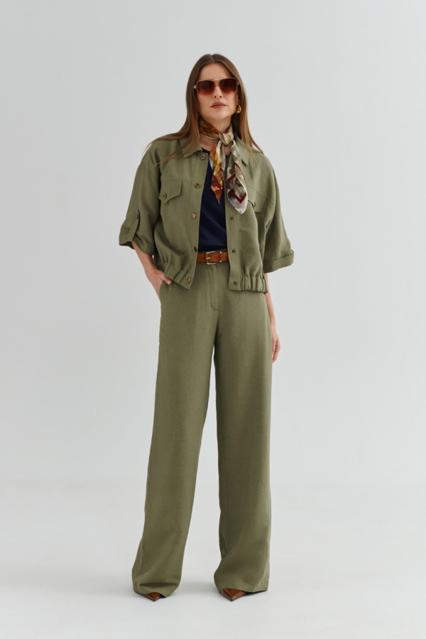 Oliwkowe spodnie damskie z wysokim stanem – prosta nogawka, stylizacja z bomberką