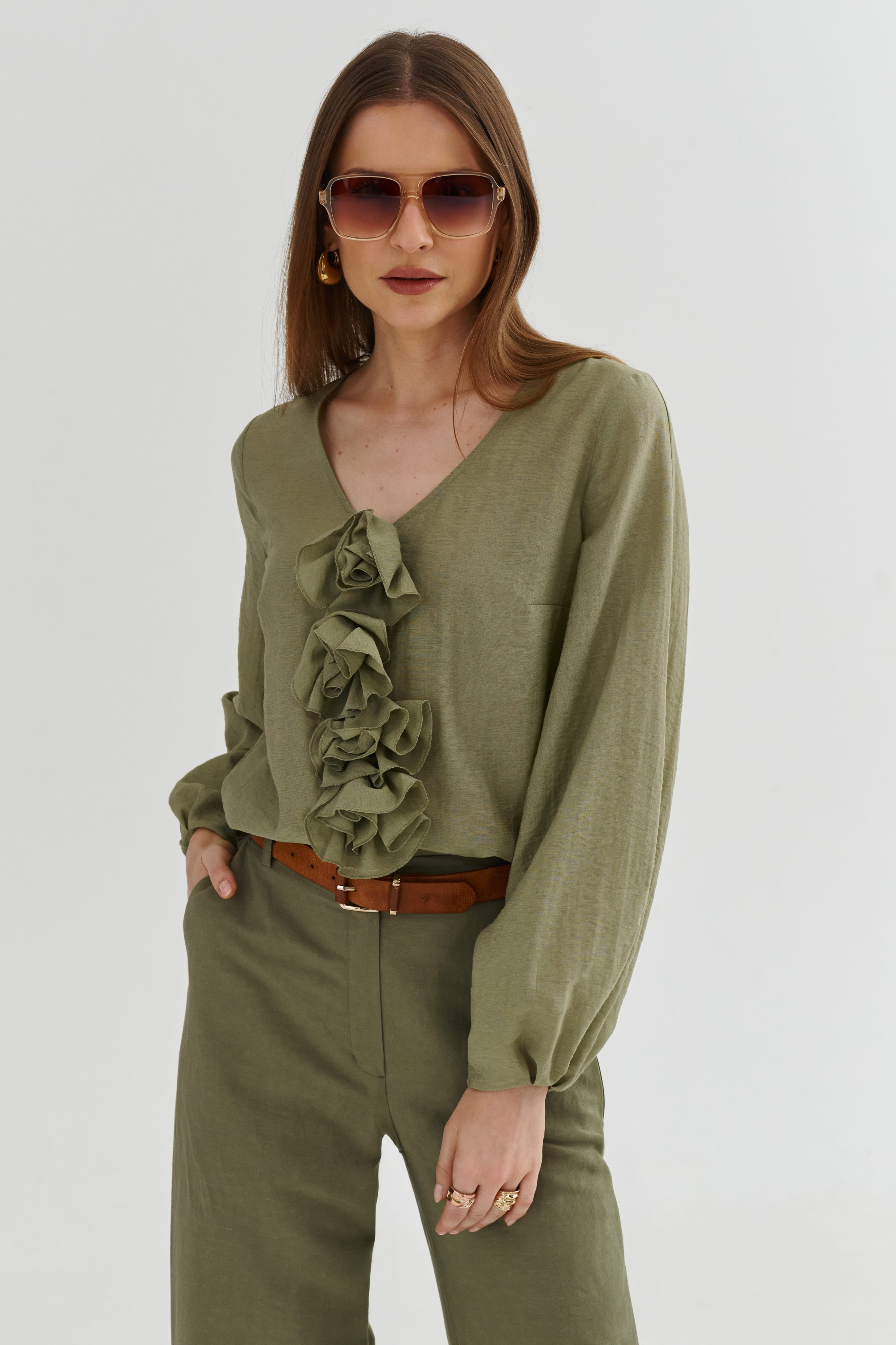 Oliwkowe spodnie proste z kieszeniami – widok z przodu