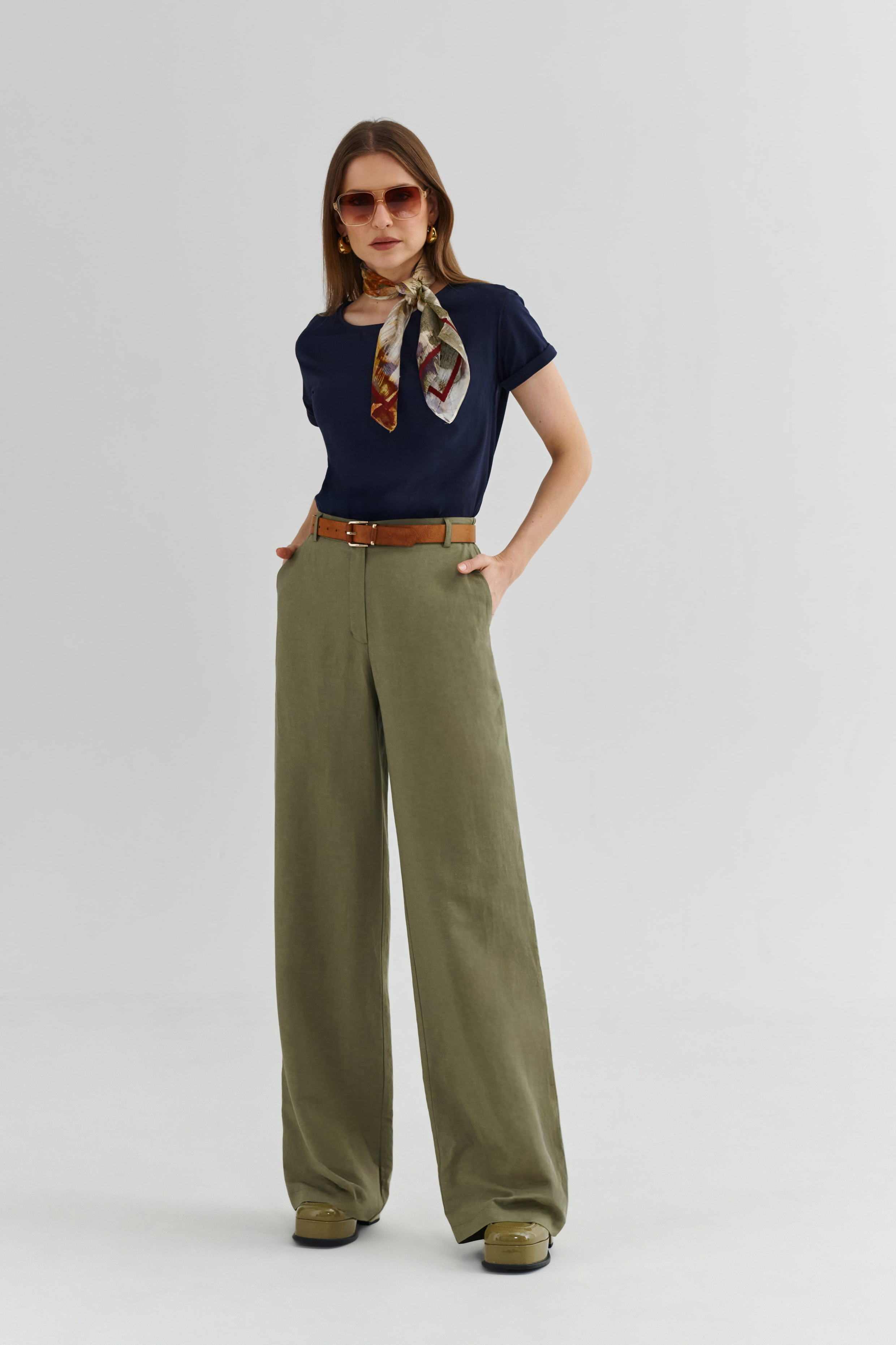 Oliwkowe spodnie do pracy i na co dzień – wysoki stan i prosta nogawka