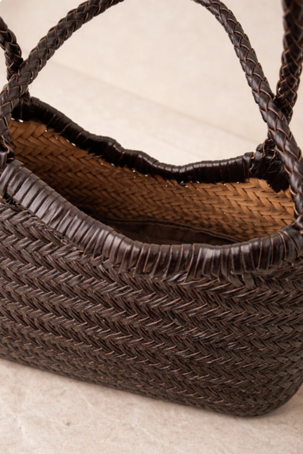 Pleciona torebka ze skóry naturalnej – zbliżenie splotu i rączek, 100% skóra