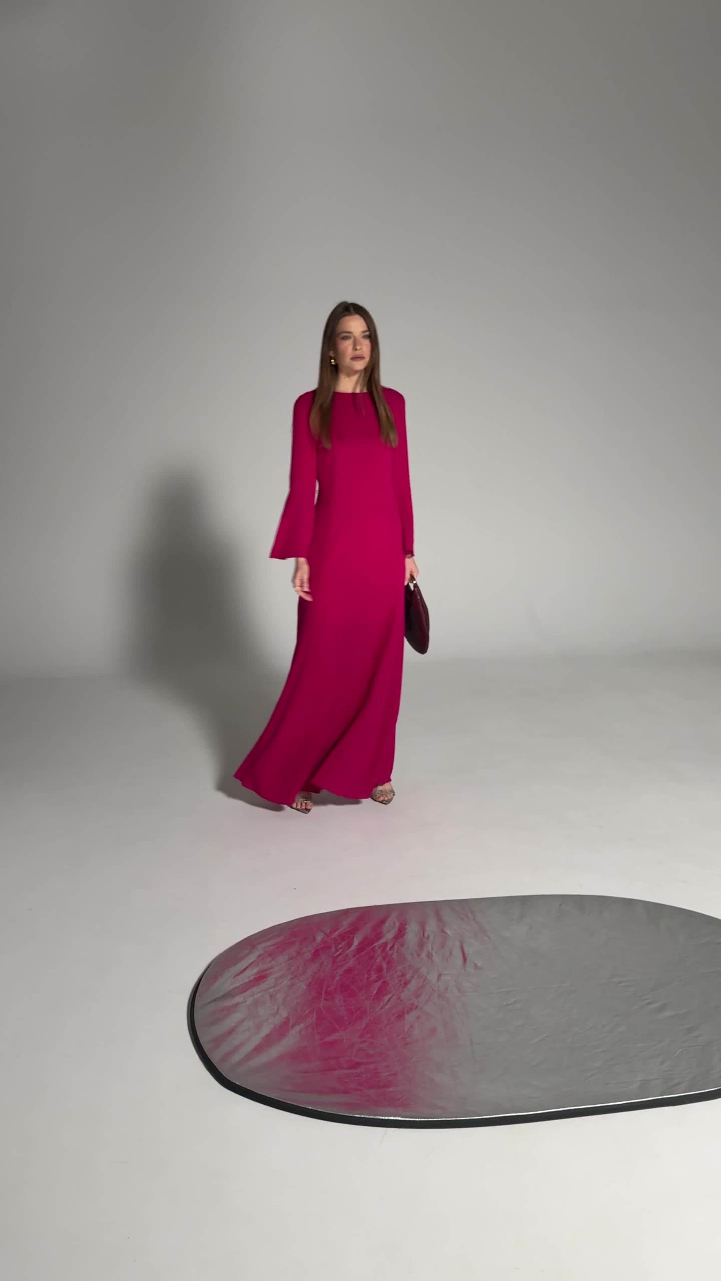 Długa elegancka sukienka w kolorze amarantowym z długim rękawem - obrazek 2