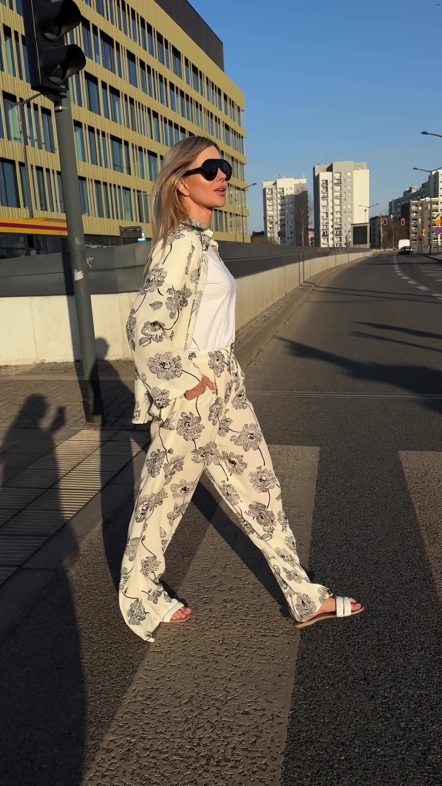 Spodnie z wiskozy z czarnym, kwiatowym printem - obrazek 2