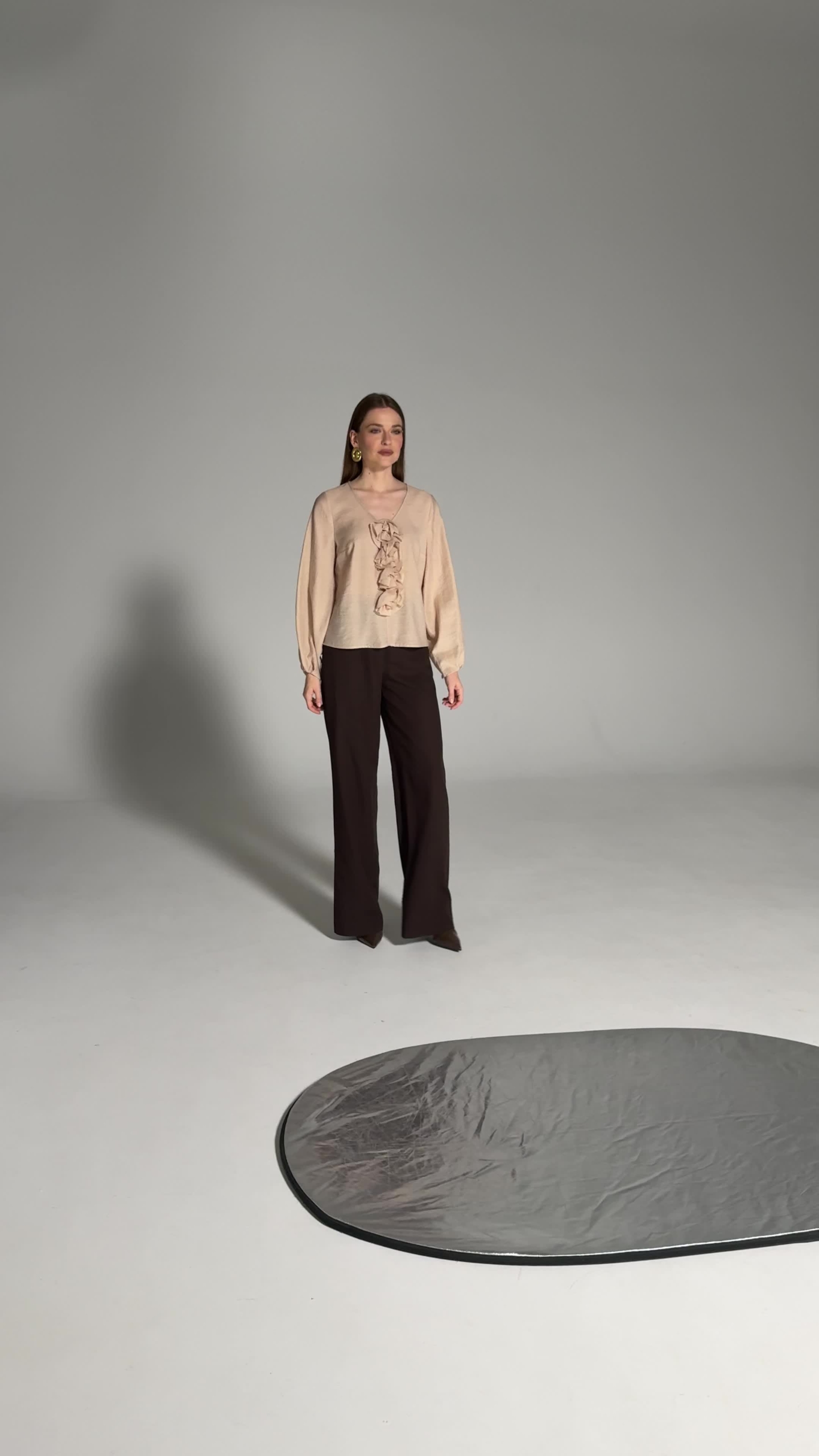 Beżowa bluzka z dekoltem V z różami - obrazek 2