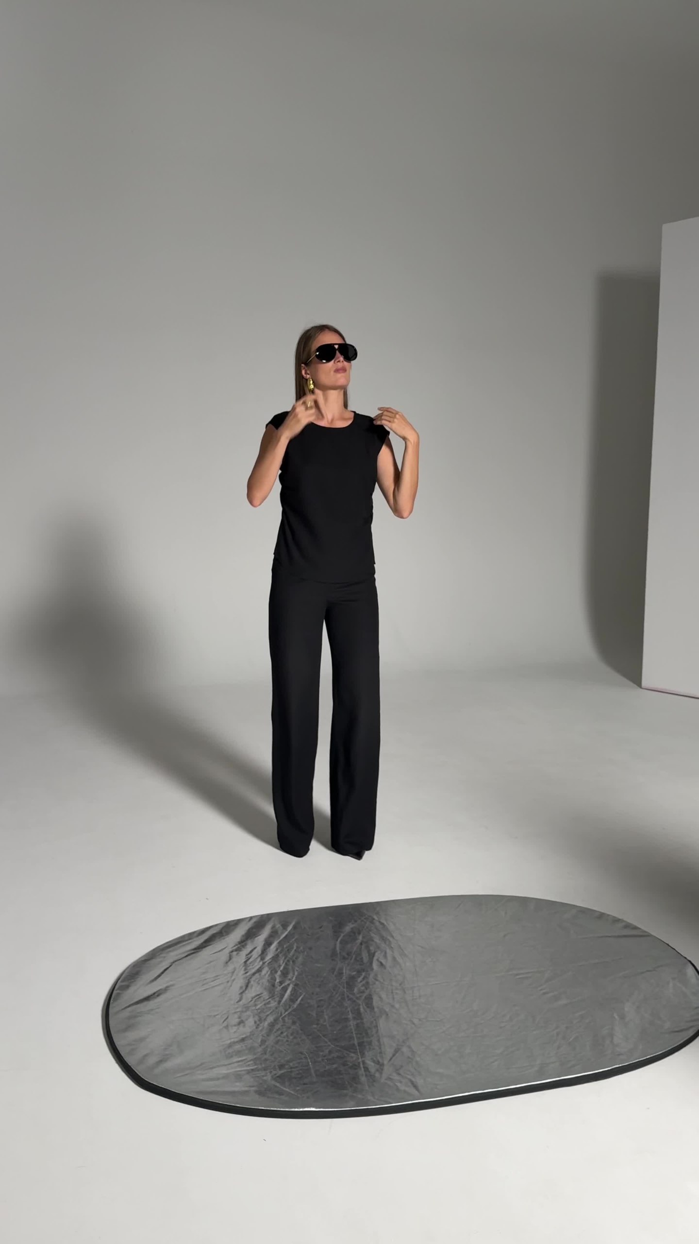 Czarna bluzka z marszczeniami po bokach - obrazek 2