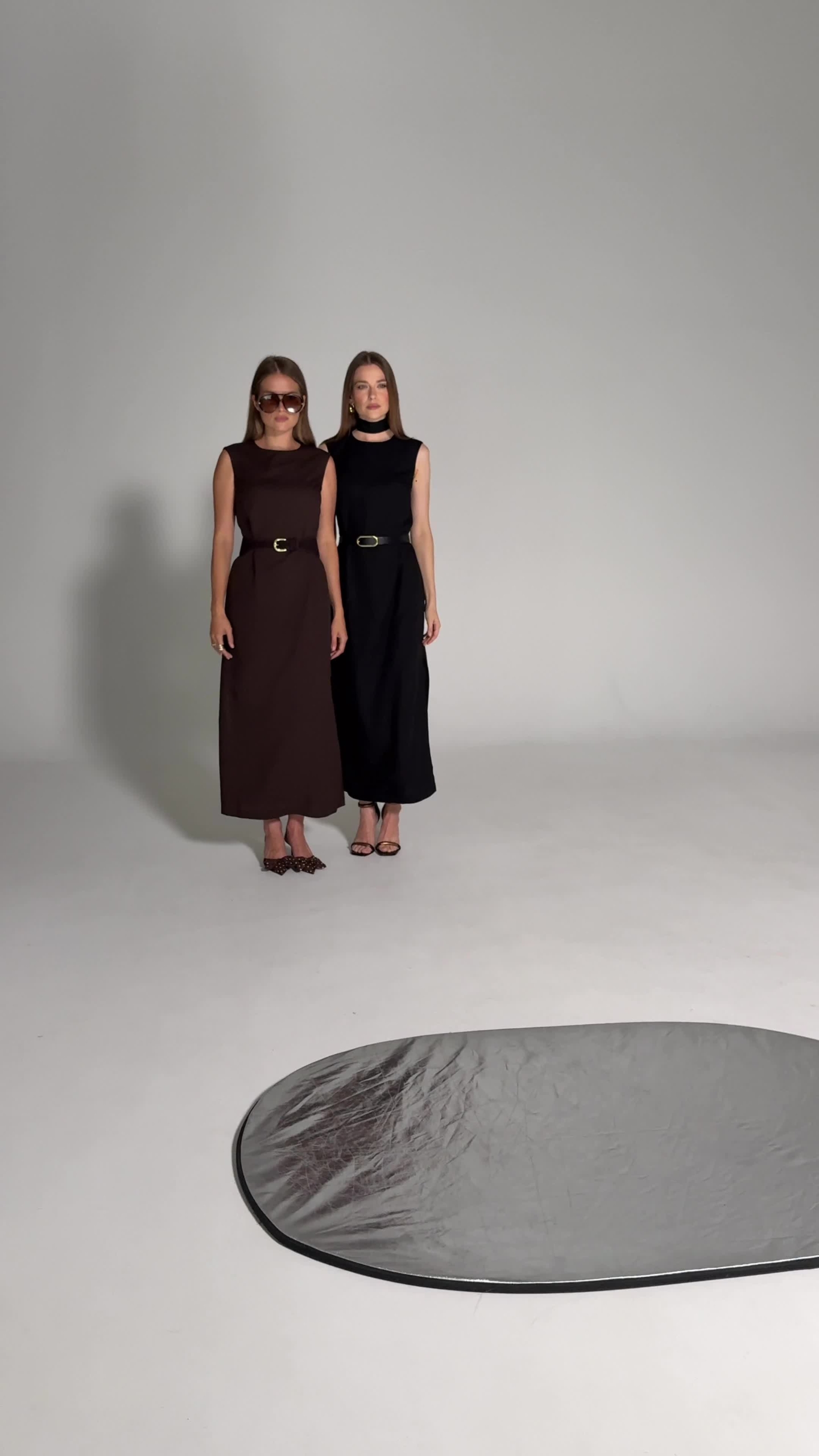 Prosta elegancka sukienka midi w kolorze czekoladowym - obrazek 2