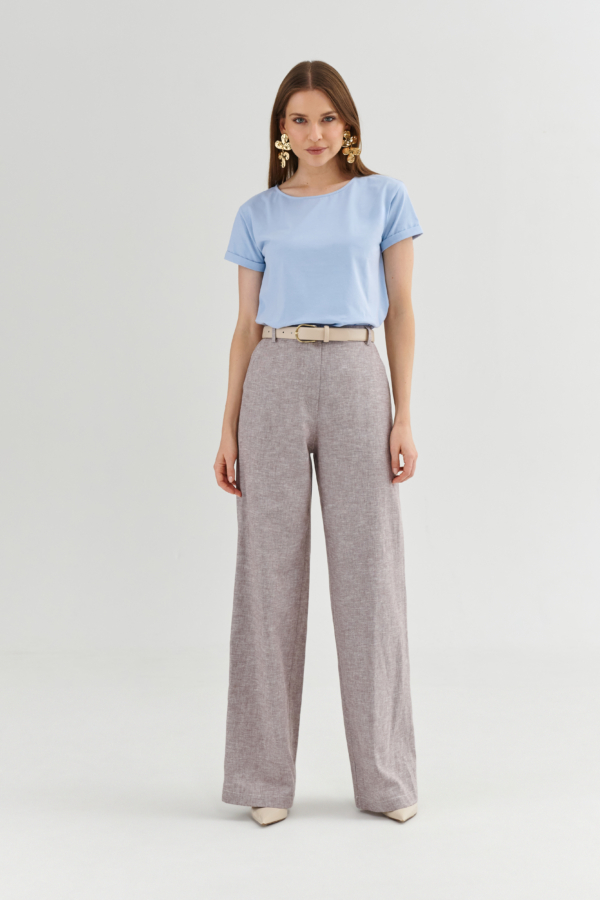 Błękitny t-shirt z dłuższym rękawem w stylizacji z beżową spódnicą midi na guziki, minimalistyczny look.