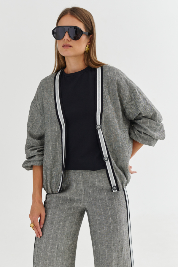 Czarny t-shirt z dłuższym rękawem w stylizacji z szarymi spodniami wide leg w prążek z lampasem, minimalistyczny look.