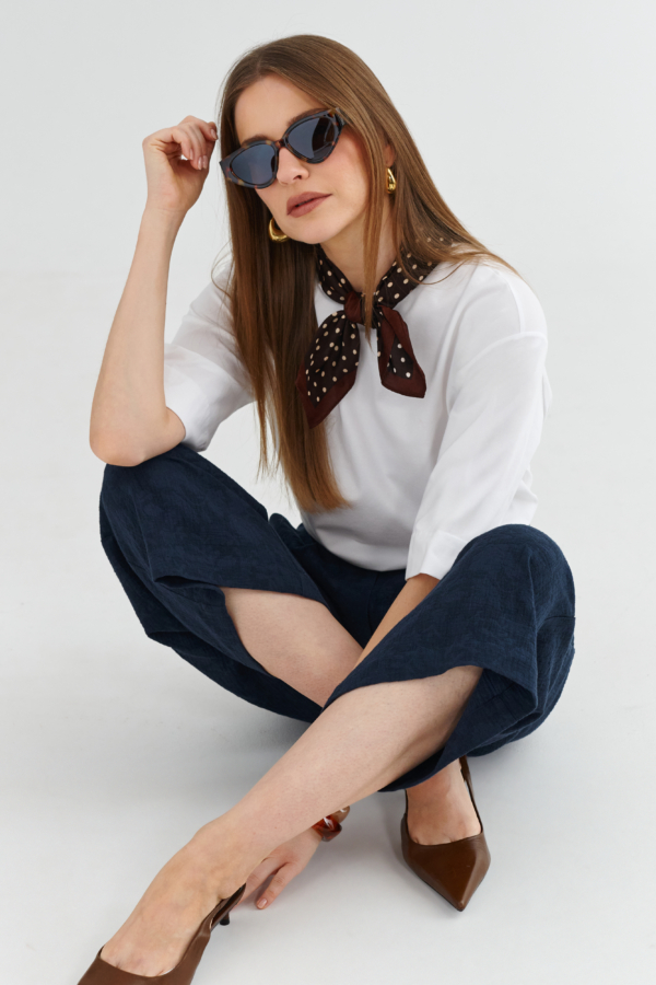 Biały t-shirt z dłuższym rękawem w stylizacji z granatowymi spodniami, elegancki casual z dodatkami.